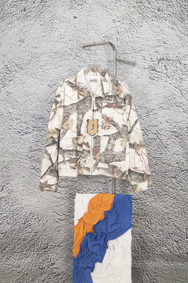 款号：Y884 斯图西stussy 假日系列 白色枫叶fw24 Zip Work Jacket Realtree Edge 满印拉链工装夹克外套 王嘉尔同款 男