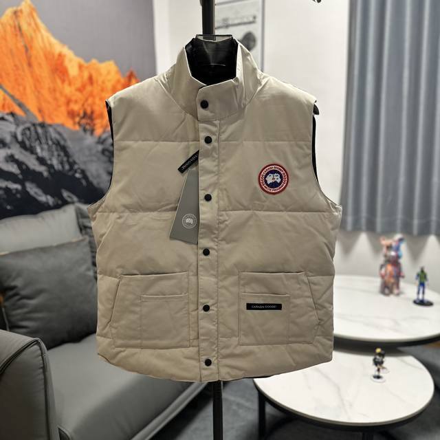 Canada Goose 加拿大鹅羽绒马甲男女同款 加拿大鹅一直是被公认为最保暖的羽绒服 各种各路ins红人、网红、明星也时常穿他街拍 每年都有做canada