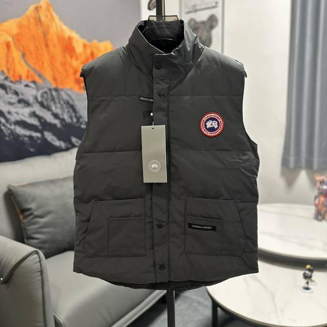 Canada Goose 加拿大鹅羽绒马甲男女同款 加拿大鹅一直是被公认为最保暖的羽绒服 各种各路ins红人、网红、明星也时常穿他街拍 每年都有做canada