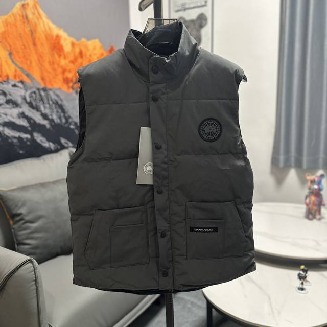 Canada Goose 加拿大鹅羽绒马甲男女同款 加拿大鹅一直是被公认为最保暖的羽绒服 各种各路ins红人、网红、明星也时常穿他街拍 每年都有做canada