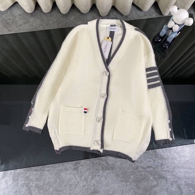 Thom Browne 汤姆布朗 Tb 23Ss 后背条纹经典提花四道杠羊毛针织毛衣开衫外套-顶级版本 Color：黑色 灰色 白色 Size：S M L 独