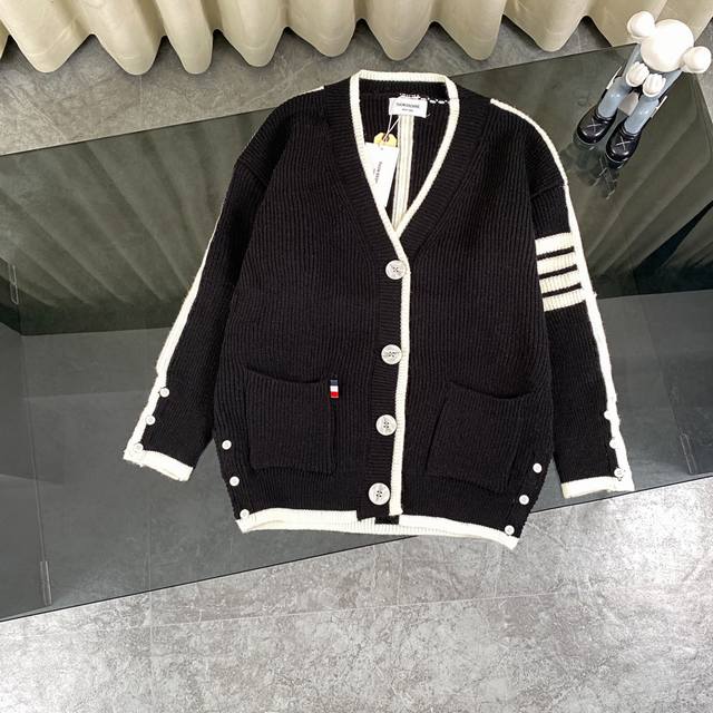 Thom Browne 汤姆布朗 Tb 23Ss 后背条纹经典提花四道杠羊毛针织毛衣开衫外套-顶级版本 Color：黑色 Size：S M L 独家高端定制采