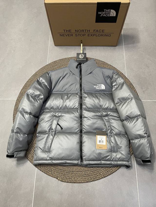 The North Face北面vintage 90S 明星同款羽绒服 设计理念： The North Face 的字面含义为山的最寒冷、最艰难一面。它也是th