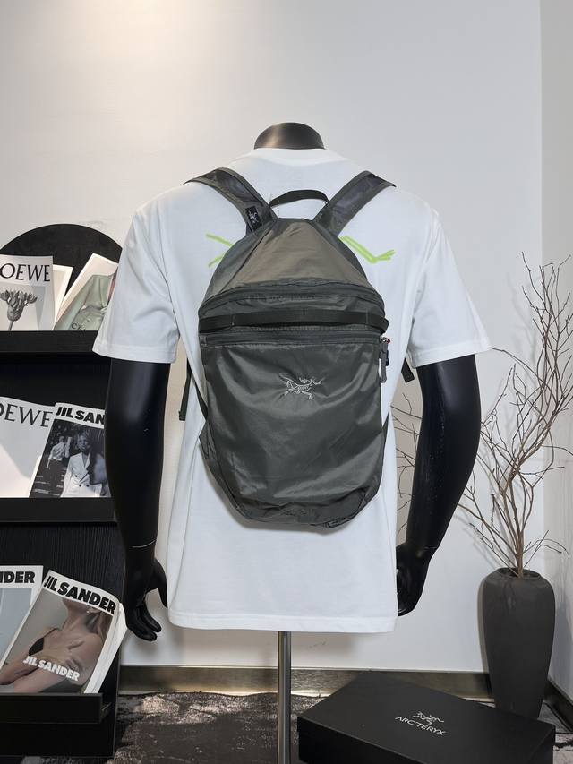 军绿色 款号cb01 官网品质 #Arc'Teryx# 始祖鸟heliad 15L轻量化防泼水双肩包背包书包 #最近博主们人手一个的始祖鸟背包，“中年三宝”始祖