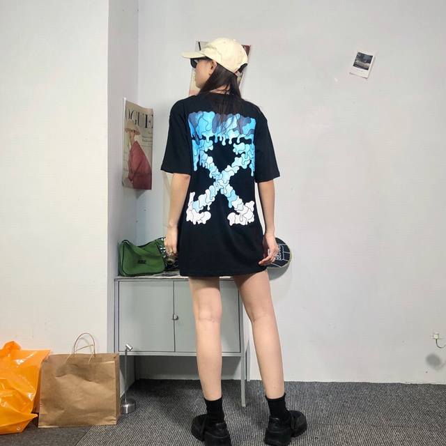 新款跟新，大货已出！！！！ 年新款off White短袖 价钱： 型号：6102 码数：M L Xl Xxl 颜色：黑色、白色