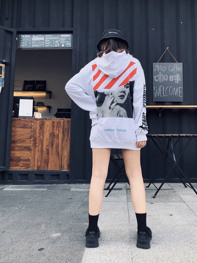 加绒款到货， . Off White “爆款”高品质玛丽莲梦露320G纯棉连帽卫衣，做旧相片效果印花，印花超高还原度，植绒字母工艺。Oversize版型男女可穿