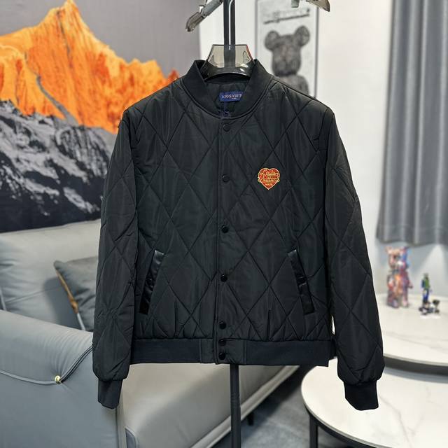 Louis Vuitton 路易威登 新款棉服 这件lv胸前刺绣是整件衣服的灵魂 日常通勤风格 这绝对是lv最好看的一件暗黑系棉服 夏天看身材 秋冬看衣品 太爱