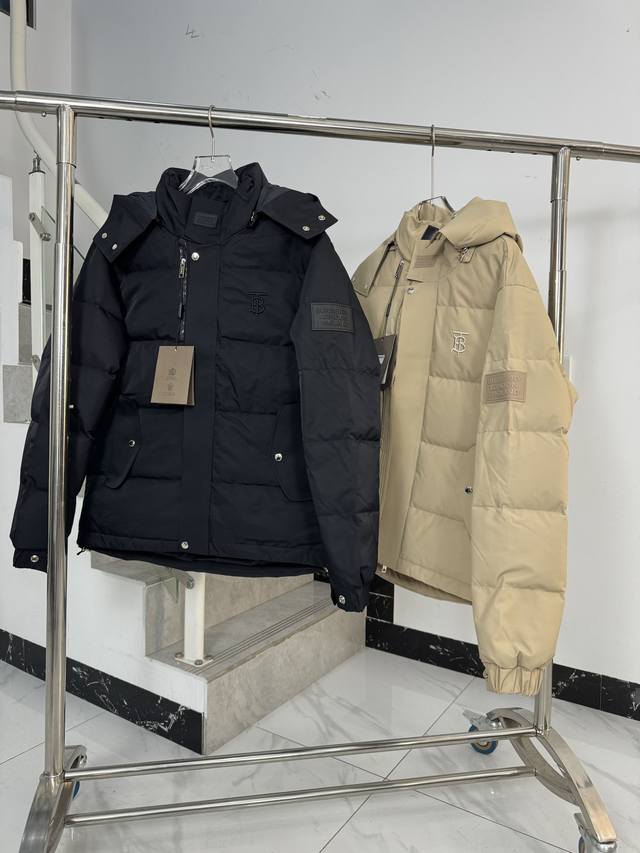 Burberry工装羽绒服 巴宝莉新款男士可拆卸连帽羽绒服！高端限定款，业界牛货！进口科技三防记忆面料，3D立体裁剪，帽沿、门襟、口袋采用压胶工艺，入眼就是满满