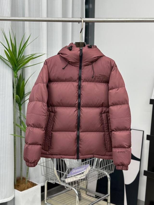 顶级原版 The North Face 北面22F-Ws Nuptse Hoodie 防风连帽羽绒服，它采用最新技术进行了更新。一款抗风能力很强的羽绒服。Gor