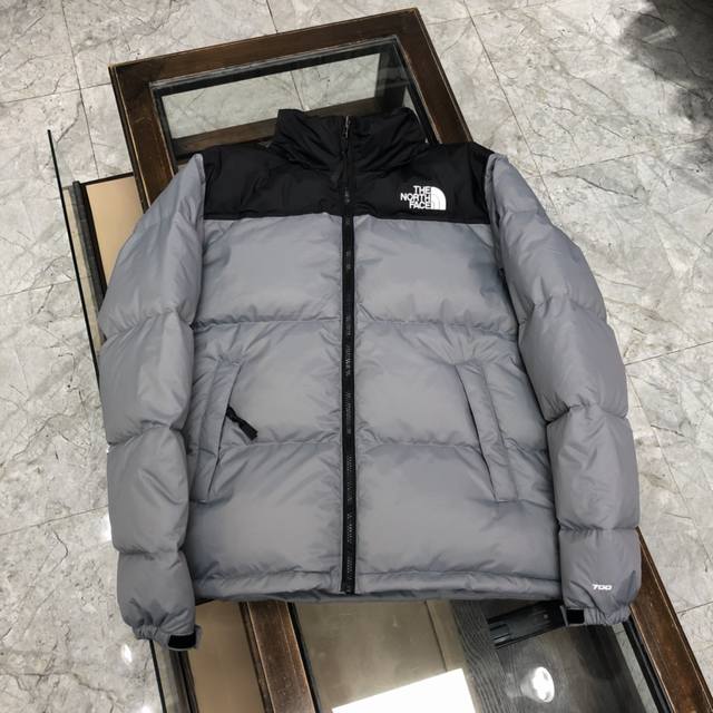 Thenorthface北面1996Nuptse羽绒服经典羽绒服，男女同款，90绒的超优质天然白鸭绒填充保证抗寒性能。宽松，轻量，便携 面料用的是100%进口高