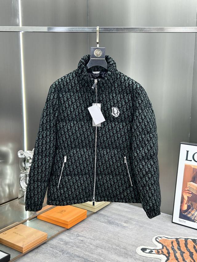 Dior 2024秋冬新款羽绒服 原版1:1订制五金配件全进口原版定制 欢迎专柜对比 绝对的高品质 采用顶级95绒 超柔软 充羽量蓬松饱满 超级重工 面料做工杠