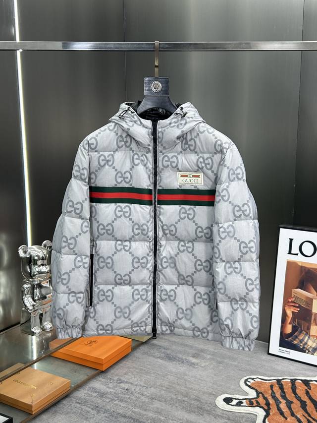 Gucci 2024秋冬新款羽绒服 原版1:1订制五金配件全进口原版定制 欢迎专柜对比 绝对的高品质 采用顶级95绒 超柔软 充羽量蓬松饱满 超级重工 面料做工