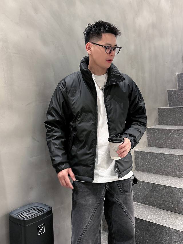 Lv 2024Fw Linea Rossa系列 羽绒面包服 专柜同步售价接近2 万的高端产物！全防水压胶工艺！这款防水透气性能皆佳的羽绒服采用komatsu M