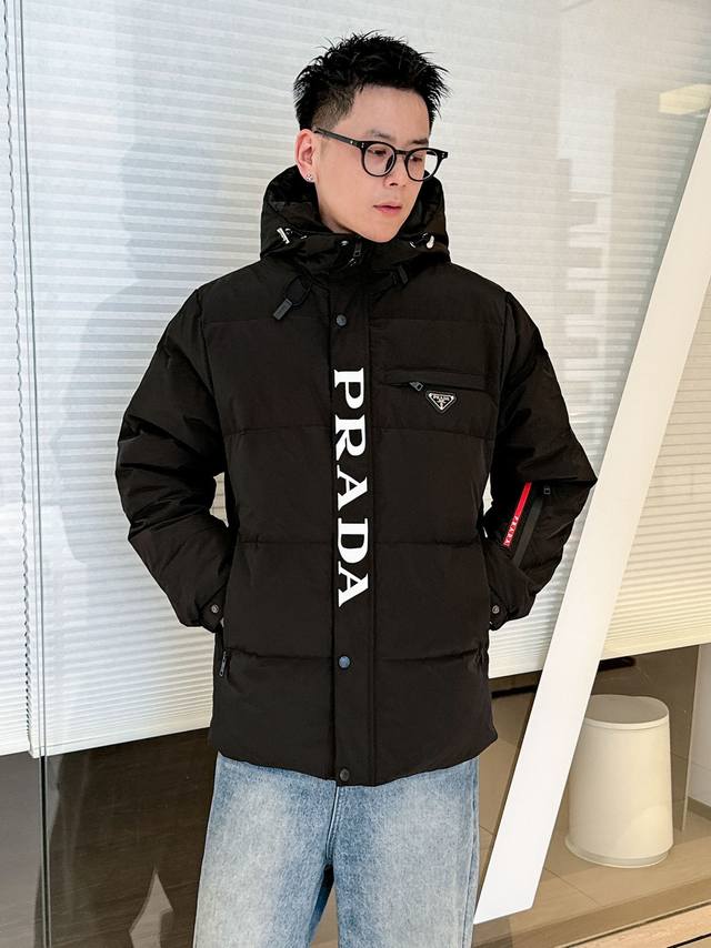 Prada 普拉达｜2024Fw Linea Rossa系列 羽绒面包服 专柜同步售价接近2 万的高端产物！全防水压胶工艺！这款防水透气性能皆佳的羽绒服采用ko