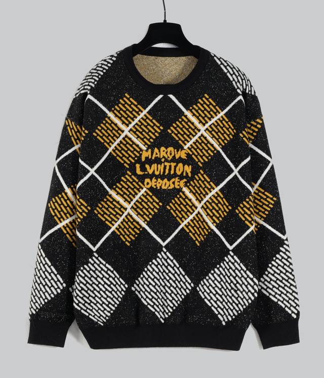 新款ing 这款图案套头衫以本系列的 Damier Argyle 图案脱颖而出，采用厚重的黄灰色针织提花面料制成，纹理别致。这款受传统启发的设计以复古格子图案重