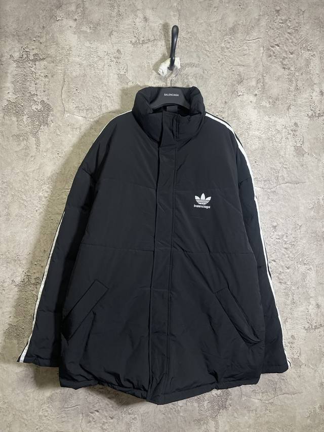 Balenciaga巴黎世家 X Adidas Originals 条纹logo图案刺绣休闲羽绒服 宽松版型 男款 黑色 面料优选50D加密防水透气膜 ，90%