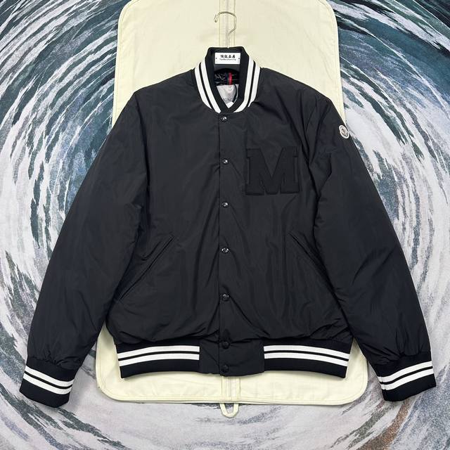 Moncler 学院风夹克羽绒服 正品开版-实体柜台代购品质 秒杀市面一切版本 学院风格与经典棒球夹克的融合，蒙口lateltin羽绒服汲取了学院风格的经典元素