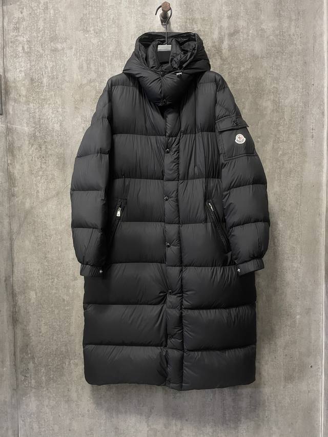 Moncler 盟可睐 蒙口 24冬季新品 男女同款长款连帽羽绒外套 Cavettaz长款羽绒秉承系列 干练利落的图形 美感具有型 和长方格绗缝采用漆面尼龙制成