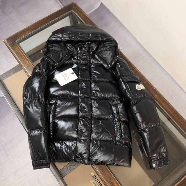 Moncler蒙口 Maya 70周年短款羽绒服 黑色 标志性的男士moncler Maya 70羽绒夹克具有高辨识度，专为庆贺品牌70周年而设。 Moncle