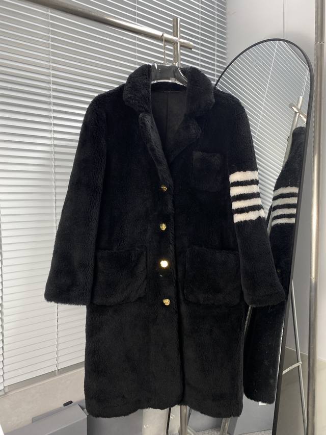 Thom Browne 四杠翻领长款皮草大衣 Tb.Aw.桑姆布朗秋冬系列100%羊毛长款羊剪绒皮毛一体中长款外套防寒高品质内里符合鹿皮绒面料特别厚实防寒防风保