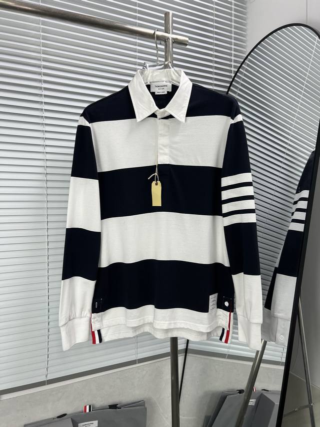 Thom Browne 蓝白宽条纹polo衫长袖 超级经典百搭的一款； 纯棉面料 触感舒适 下脚开叉设计， 保真贝壳扣， 红白蓝三色纯棉织带； 男女同款 颜色：