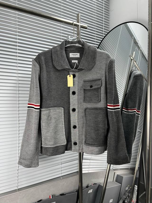 Thom Browne 外套｜拼色重工夹克 色纱纺织定制拼色款因制作复杂繁琐密度组织要求较高，采用12针进口stoll机器，357进口stoll机器，定染优质羊