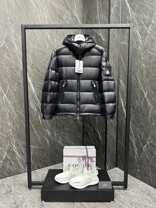 特级羽绒moncler Maire经典黑色.经典短款女士羽绒服夹克外套. 售后支持退换 如果白色你在柜台见过,摸过,市面上没找到让你满意的版本,那你就来试试我家