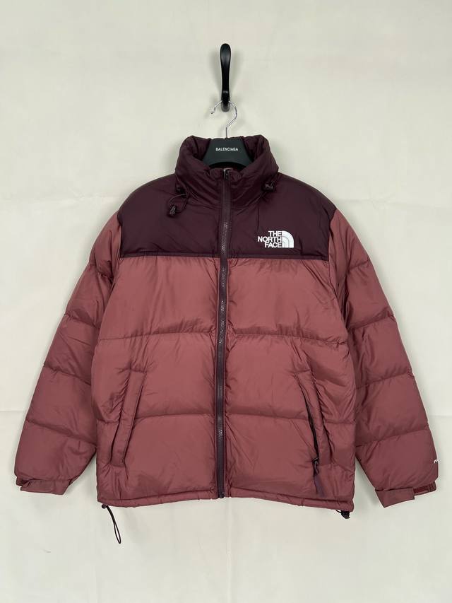 官方权威版本 The North Face北面1996经典羽绒服：颜色 酒红色 尺码：Xs. S. M. L. Xl. Xxl. 羽绒：采用了800蓬的鹅绒填充