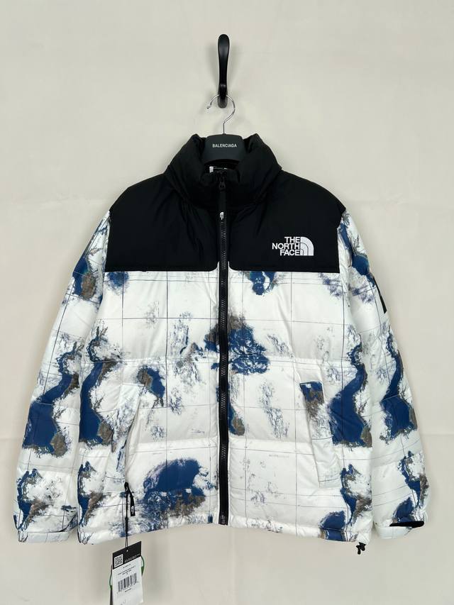 官方权威版本 The North Face北面地球经典羽绒服：颜色 地球印花 尺码：Xs. S. M. L. Xl. Xxl. 羽绒：采用了800蓬的鹅绒填充，