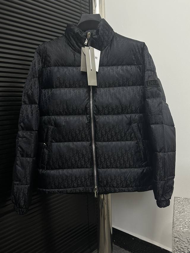 Dior 迪奥23Ss 爆款 提花羽绒服夹克羽绒服 选用上乘的面料，始终保持高级华丽的设计路线，做工精细，象征着法国时装文化的最高精神，专柜版 市场最高版本，G