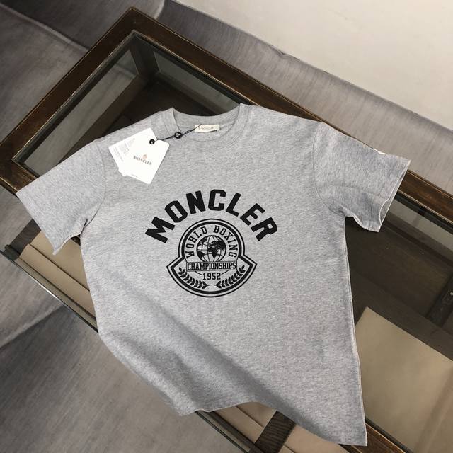 Moncler 蒙口 24最新款情侣款短袖t恤 特色代表性品牌印花设计 面料上身舒适透气，不僵硬，修身的剪裁，采用高定定制纯棉面料！上身舒适有型，内搭单穿都完全