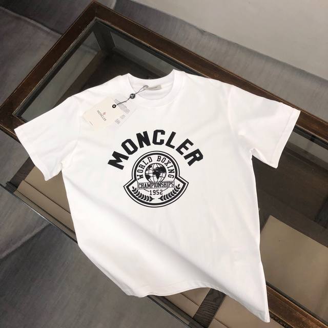 Moncler 蒙口 24最新款情侣款短袖t恤 特色代表性品牌印花设计 面料上身舒适透气，不僵硬，修身的剪裁，采用高定定制纯棉面料！上身舒适有型，内搭单穿都完全