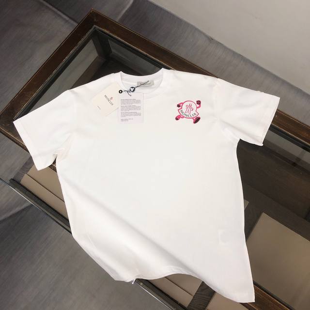 Moncler 蒙口 24最新款情侣款短袖t恤 特色品牌印花设计 面料上身舒适透气，不僵硬，修身的剪裁，采用高定定制纯棉面料！上身舒适有型，内搭单穿都完全没问题