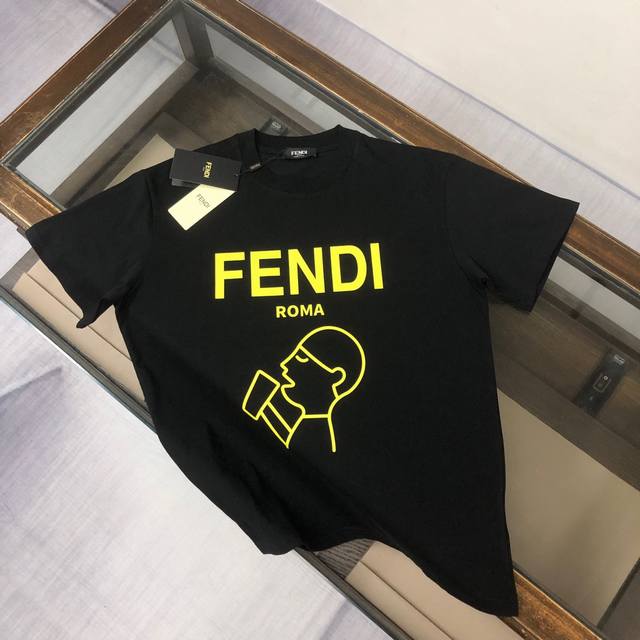 Fendi 芬迪 2024最新款情侣款圆领短袖 情侣t恤 春夏新品 高品质 胸前标识字母logo印花工艺！时尚百搭潮款 定制进口面料 ！穿着舒适 透气 时尚不失