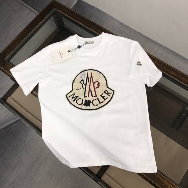 Moncler 蒙口夏季新款短袖t恤，胸口品牌logo由印花设计+侧袖品牌徽标章仔点缀，该款t恤是moncler纯粹个性与功能性的结晶，专为打造休闲造型而设，适