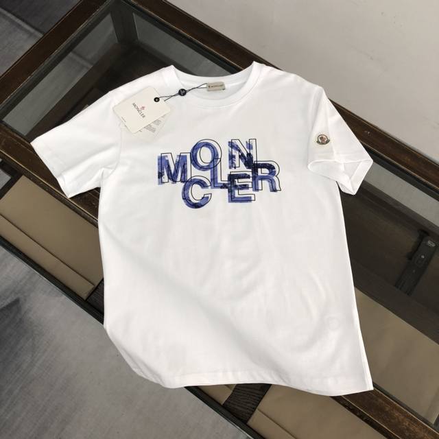 Moncler. 蒙口 2024Ss夏季新款 时尚休闲短袖t恤 进口高档定制面料 无敌质感，高品质完美出货，柔软舒适、吸汗透气 久穿而不易变形 有极佳的触感及良