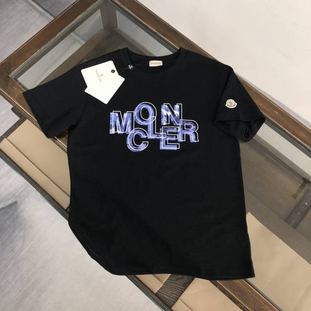 Moncler. 蒙口 2024夏季新款 时尚休闲短袖t恤 进口高档定制面料 无敌质感，高品质完美出货，柔软舒适、吸汗透气 久穿而不易变形 有极佳的触感及良好的