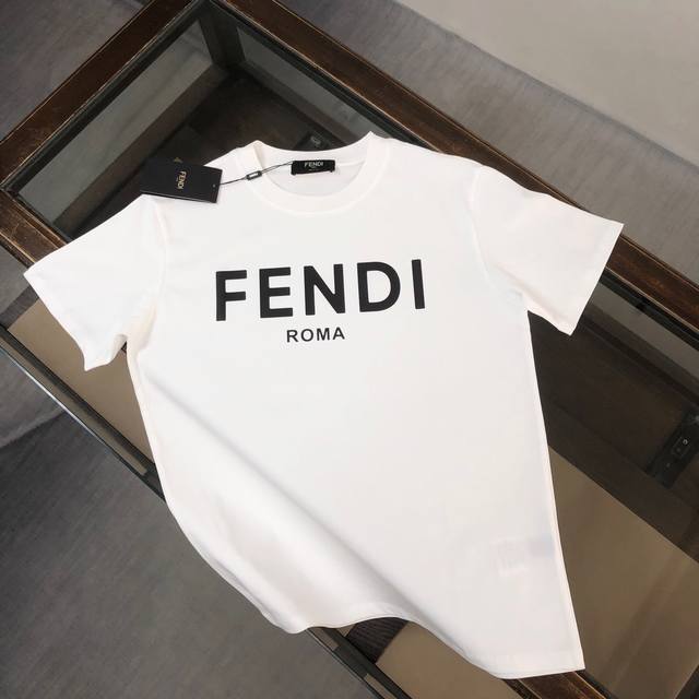 Fendi 芬迪 24春夏最新情侣款短袖t恤 全套定制辅料 设计前卫时尚！精致品牌logo图案印花工艺设计 定制纯棉面料，立体的同时又不会有闷湿感 舒适性与透气