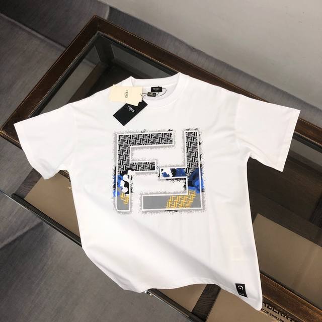 Fendi 芬迪 24Ss早春新款百搭短袖t恤男女同款！！ 品牌撞色印花字母设计！厚板立体！特供面料！加上紧密纺纱工艺又使面料光滑紧密得到整体面料的高级感，大牌