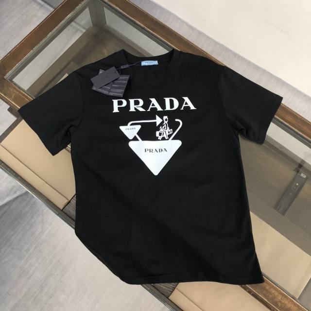 Prada 普拉达 2024Ss旅行人元素三角t恤 看腻了经典款的朋友，快来看这件！！P家最新款图案，唤醒新意。十足的高级感！ 采用客供定制双股纯棉面料 时尚街