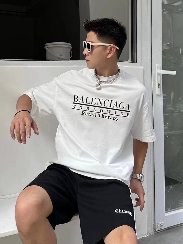 2032巴黎世家 Balenciaga ：品牌潮流logo印花短袖t恤。 采用客供定制双股纯棉面料 上身极致舒适透气 ，标志性logo元素为单品增添设计感，营造