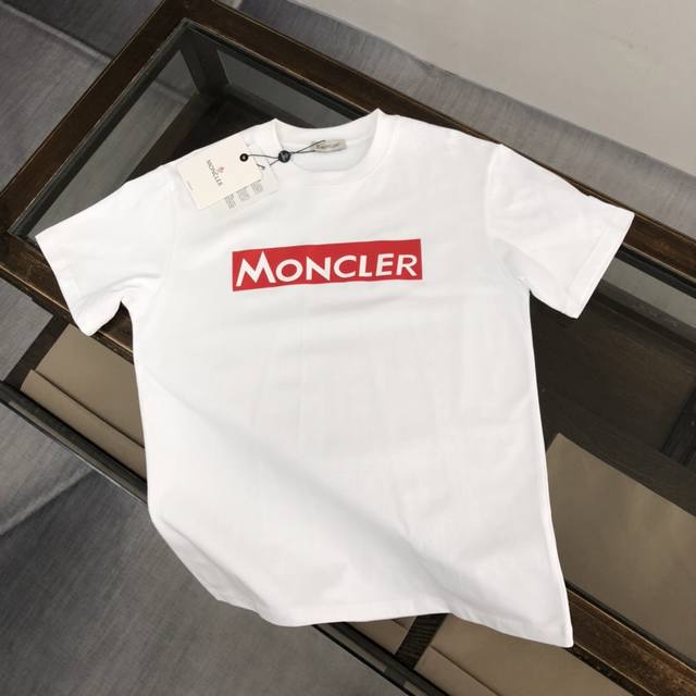 Moncler 蒙口2024夏季新款短袖t恤，胸口字母由印花设计+侧袖品牌徽标章仔点缀，该款t恤是moncler纯粹个性与功能性的结晶，专为打造休闲造型而设，适