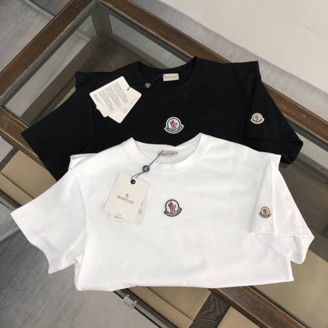 Moncler 2024蒙口夏季新款极简主义短袖t恤，该款t恤是moncler纯粹个性与功能性的结晶，专为打造休闲造型而设，适用于搭配各种服装，黑色 白色 码数