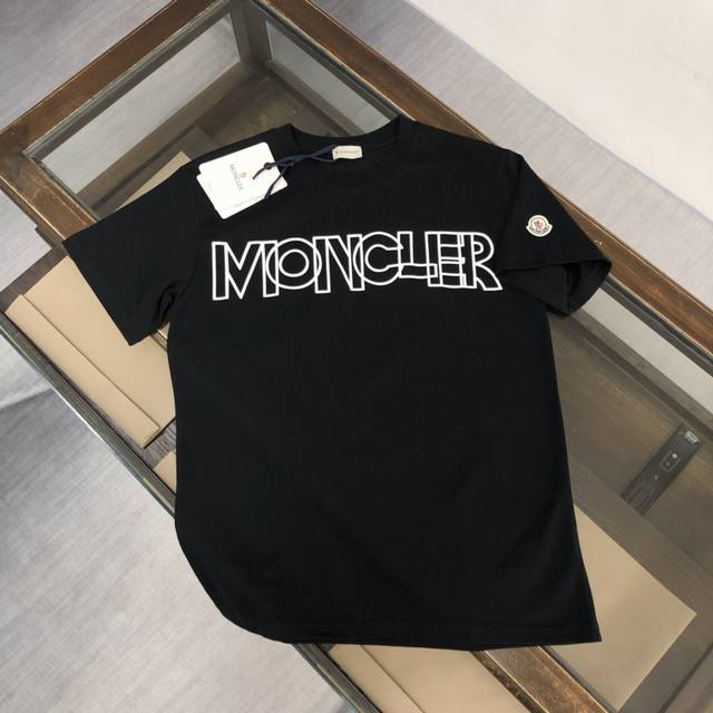 Moncler 蒙口*-2024新款.简约设计t恤.面料上身透气，不 僵硬，印花整体有着丰富的立体感，修身的剪裁，采用定制纯棉面料！上身舒适有型，百搭潮品！ 黑