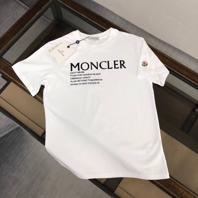 2032蒙口 Moncler ：品牌潮流logo印花短袖t恤。 采用客供定制双股纯棉面料 上身极致舒适透气 ，标志性logo元素为单品增添设计感，营造出简约大气