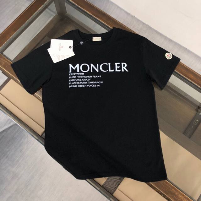 2032蒙口 Moncler ：品牌潮流logo印花短袖t恤。 采用客供定制280克双股纯棉面料 上身极致舒适透气 ，标志性logo元素为单品增添设计感，营造出