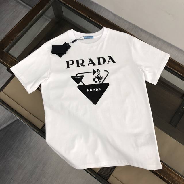 Prada 普拉达 2024Ss旅行人元素三角t恤 看腻了经典款的朋友，快来看这件！！P家最新款图案，唤醒新意。十足的高级感！质感杠杠的。原单复刻！ 时尚街头的