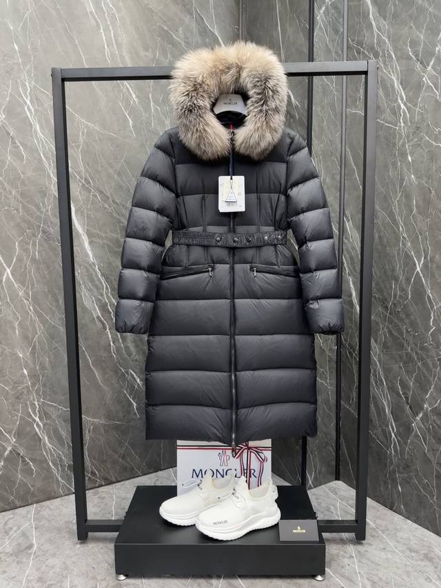 羽绒上新moncler Boedic长款女士. 经典狐狸毛领 采用整条芬兰进口狐狸毛领. Boedic长款羽绒结合了考究材质和对细节的关注，隽永优雅的时尚设计可