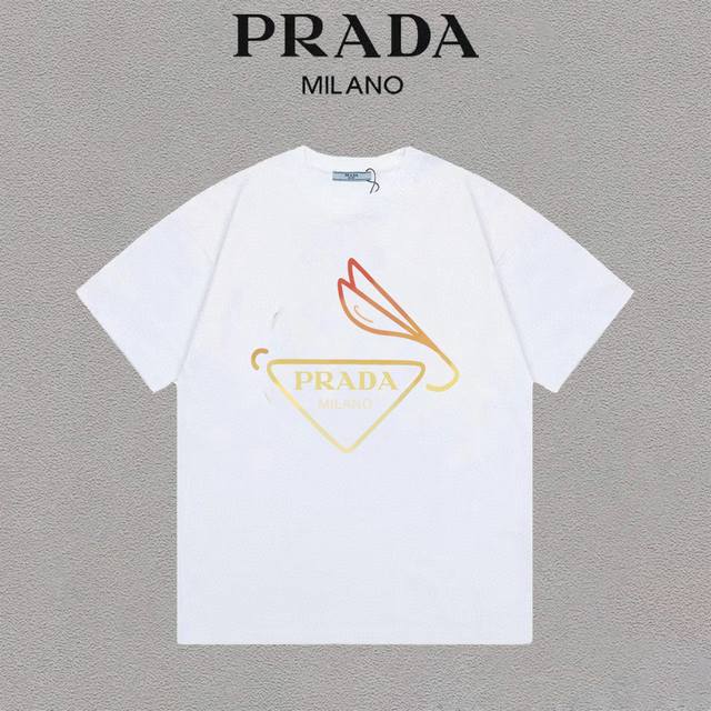 Prada 普拉达 三角标logo字母印花百搭圆领宽松短袖t恤 百搭潮流 男女同款 吊牌 领标 水洗唛 三标齐全 定织定染280克精梳棉面料 尺码：S-Xxl