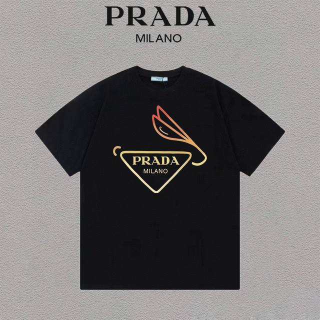 Prada 普拉达 三角标渐变logo字母印花百搭圆领宽松短袖t恤 百搭潮流 男女同款 吊牌 领标 水洗唛 三标齐全 定织定染280克精梳棉面料 尺码：S-Xx